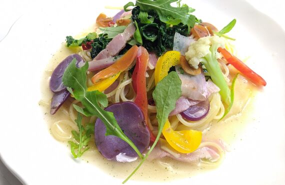 ランチ営業を行うイタリアン料理店ではもちもちの生パスタが人気です